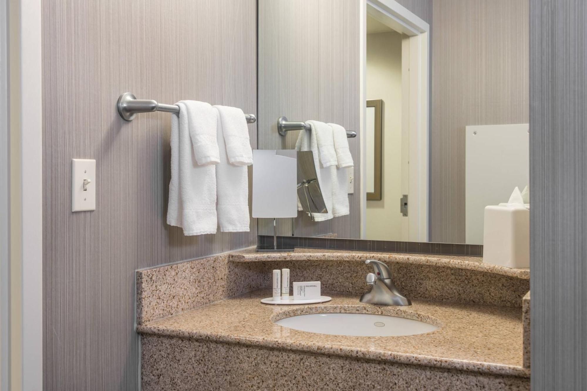 Courtyard By Marriott Newark-University Of Delaware Екстериор снимка